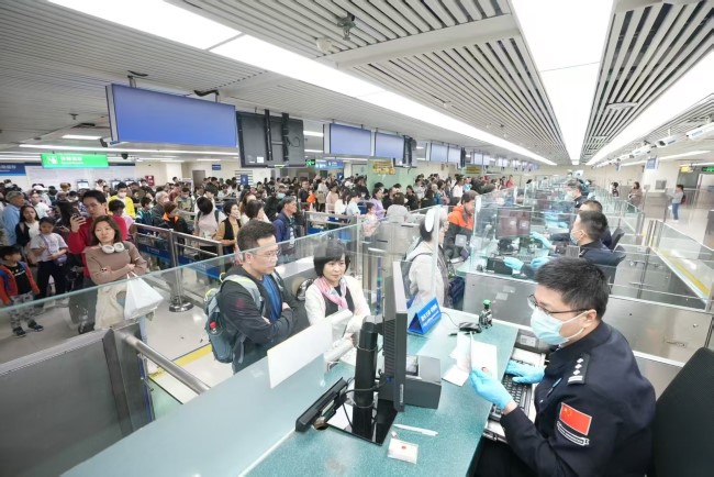 深圳羅湖口岸入境墻面燈箱廣告投放，羅湖口岸通道大屏廣告價格