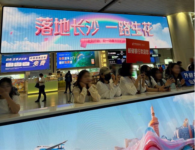 長沙黃花機場到達迎客廳LED廣告投放，長沙機場大屏廣告價格