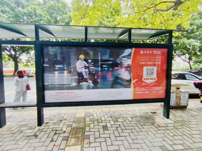 江門(mén)公交站臺(tái)燈箱廣告投放，江門(mén)巴士候車(chē)亭廣告價(jià)格