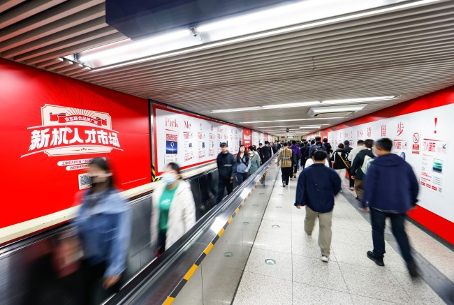 北京東單地鐵站換乘通道墻貼廣告投放，北京地鐵大屏廣告價(jià)格