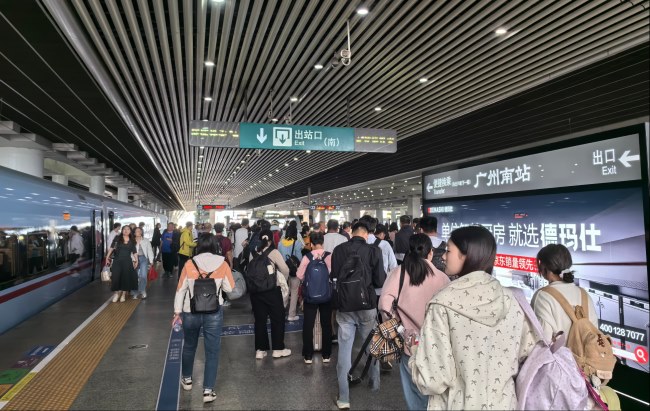 廣州南站高鐵站臺燈箱廣告投放，廣州南站大屏廣告價格
