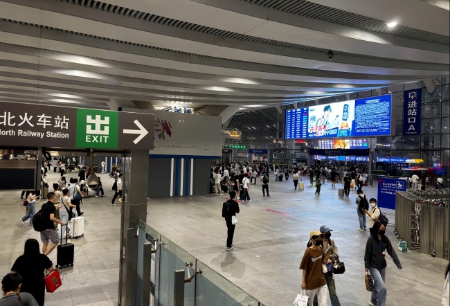 深圳北高鐵站進(jìn)站口上方LED廣告，深圳北站棚大屏廣告投放價(jià)格