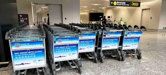 杭州機(jī)場手推車廣告投放，杭州蕭山機(jī)場行李推車貼廣告價(jià)格