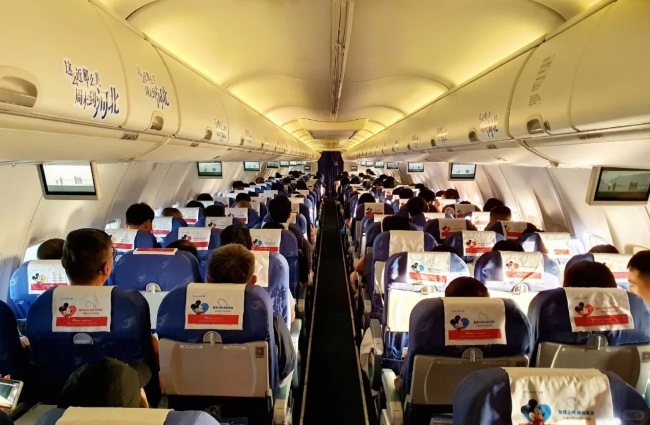 河北航空機(jī)艙電視廣告投放，河北航空飛機(jī)客艙桌板貼廣告價(jià)格