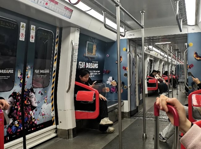 佛山地鐵2號線內(nèi)包車貼廣告投放案例，佛山地鐵車廂廣告價格