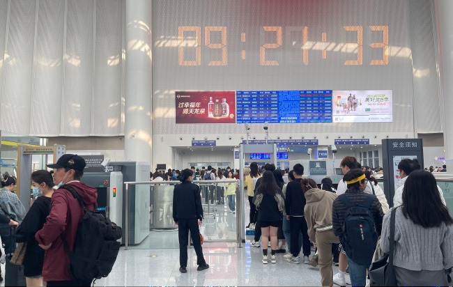 東莞虎門站候車廳檢票口上方燈箱廣告投放，虎門高鐵站廣告價(jià)格