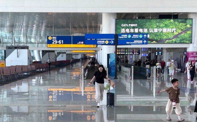 武漢天河機(jī)場(chǎng)連廊上方燈箱廣告投放，武漢機(jī)場(chǎng)大屏廣告價(jià)格