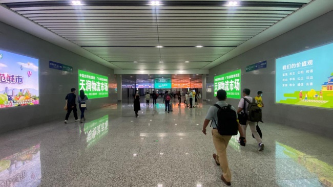 江門站高鐵出站口廣告投放，江門火車站出站通道墻面廣告價(jià)格