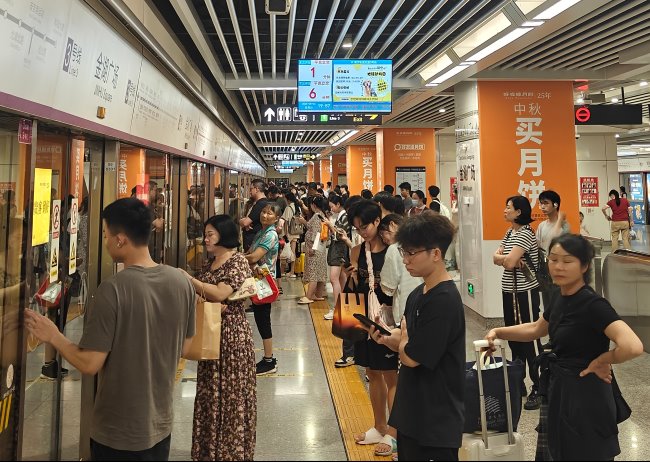 南寧地鐵金湖廣場(chǎng)站候車區(qū)包柱廣告投放，南寧地鐵廣告價(jià)格