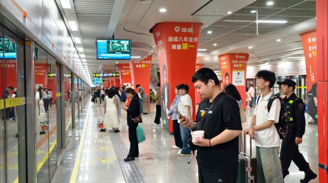 鄭州二七廣場(chǎng)站地鐵站臺(tái)包柱廣告投放，鄭州地鐵廣告價(jià)格
