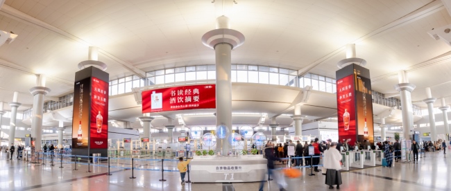 長沙機(jī)場出發(fā)大廳中央高立柱燈箱廣告，長沙黃花機(jī)場廣告價格