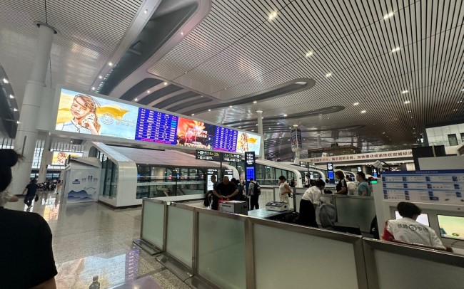成都東高鐵站候車(chē)區(qū)安檢口上方LED廣告，成都東站大屏廣告投放