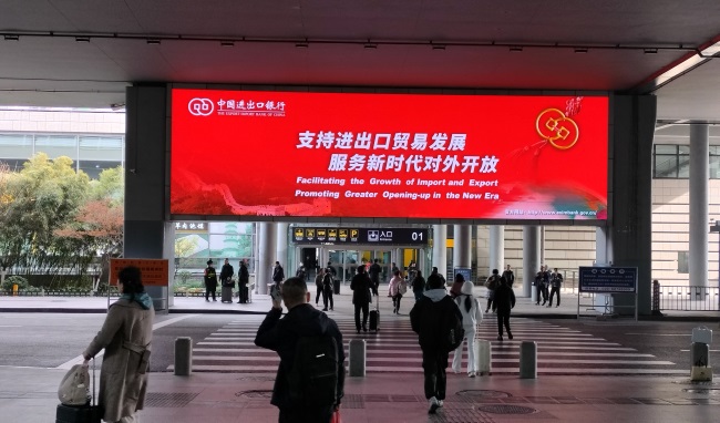 西安咸陽(yáng)機(jī)場(chǎng)到達(dá)出口門(mén)廊上方LED廣告投放，西安機(jī)場(chǎng)大屏廣告