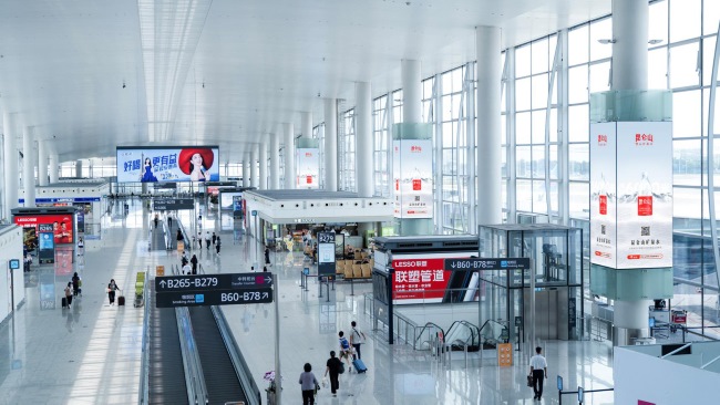 廣州機場候機廳包柱燈箱廣告投放，廣州白云機場出發(fā)到達廣告