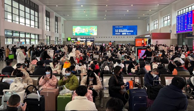 普寧高鐵站候車大廳燈箱廣告投放，普寧站進出站通道廣告價格