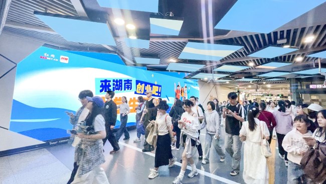 長(zhǎng)沙地鐵湖南大學(xué)站LED廣告投放，長(zhǎng)沙地鐵站廳大屏廣告價(jià)格
