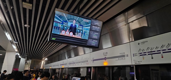 重慶地鐵站臺(tái)電視數(shù)量列車廣告，重慶地鐵視頻電視廣告價(jià)格