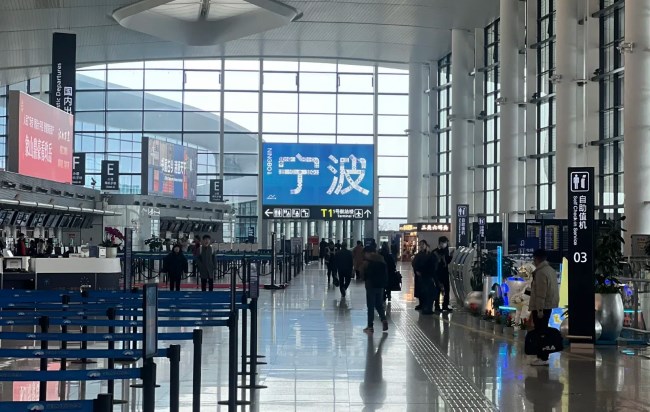 寧波櫟社機(jī)場(chǎng)到出發(fā)辦票大廳高空燈箱廣告，寧波機(jī)場(chǎng)大屏廣告