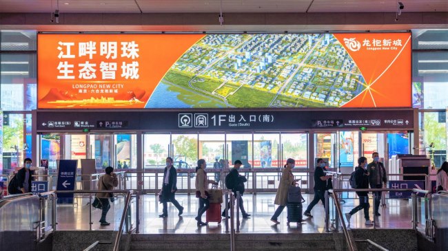 南京南站到達(dá)南北廣場出入口上方燈箱廣告，南京南高鐵站廣告
