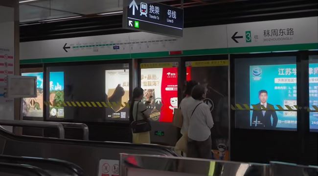 南京地鐵站臺(tái)軌行區(qū)燈箱廣告投放價(jià)格，南京地鐵大屏廣告案例