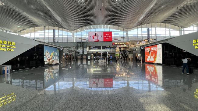 廣州機(jī)場出發(fā)大廳值機(jī)島兩側(cè)通道燈箱廣告投放，白云機(jī)場大屏