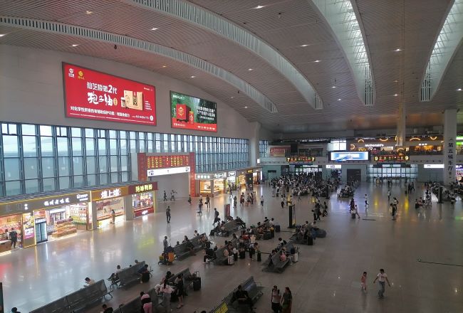 福州站廣告候車(chē)大廳上方站棚燈箱投放，福州火車(chē)站廣告案例