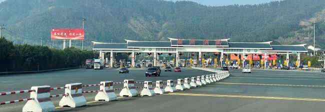 福州至泉州高速大牌廣告投放，福建福州戶外高桿立柱廣告價格