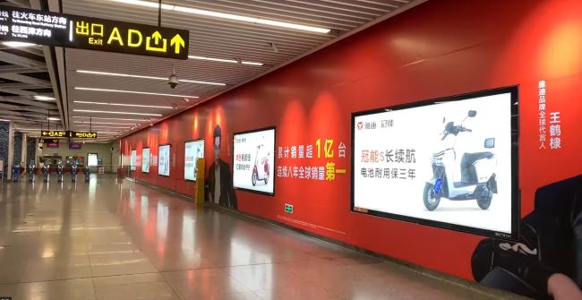 南寧朝陽廣場站地鐵站廳墻貼廣告投放，南寧地鐵廣告價(jià)格